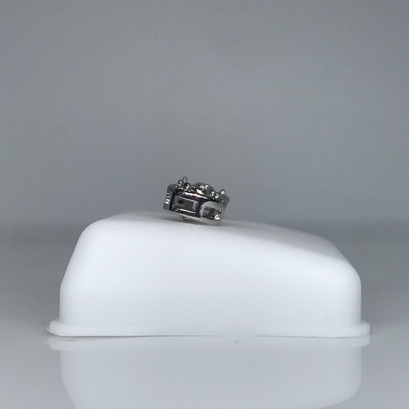 1/10 carat diamond studs - Picture 5 of 7